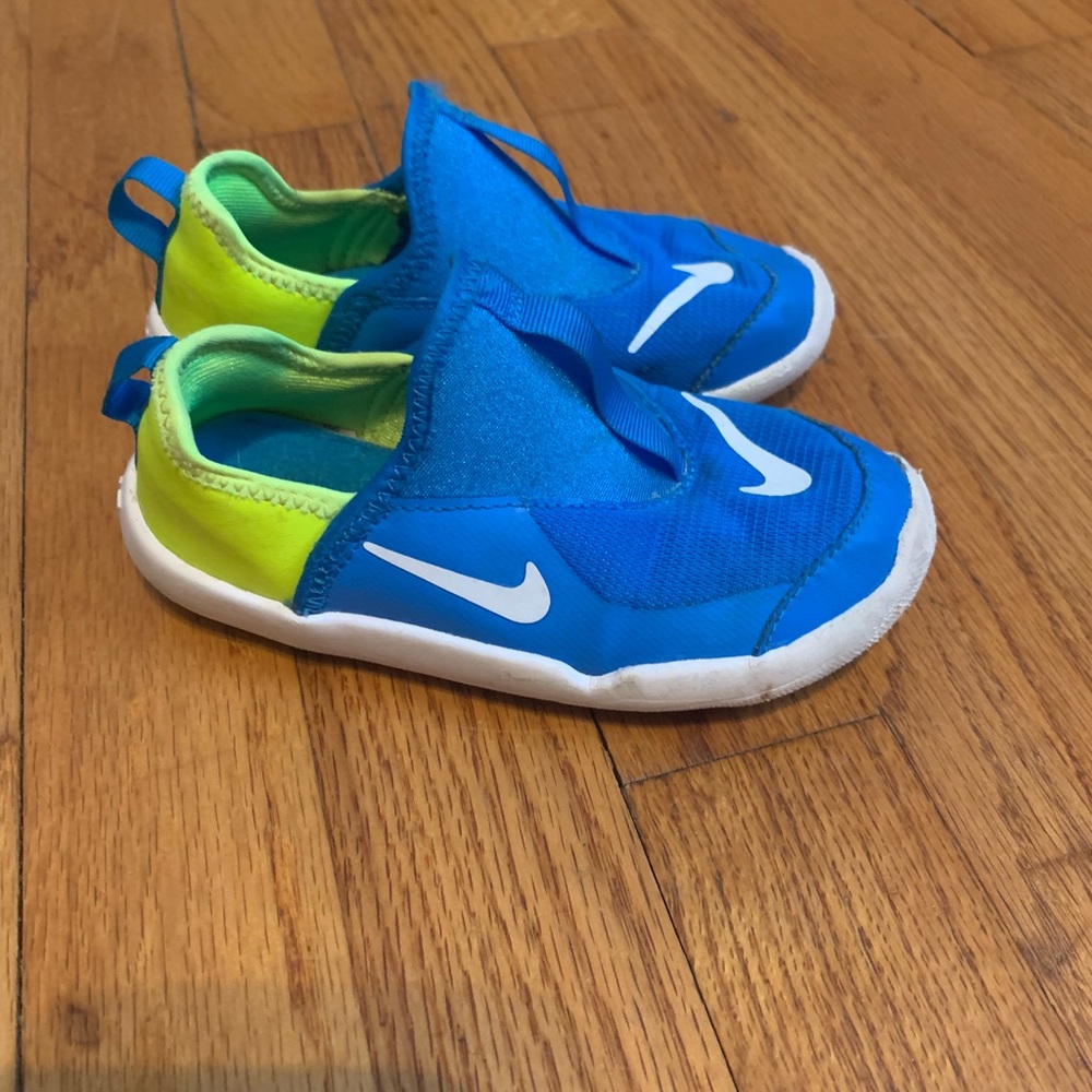 Nike size 9 lightweight slide on sneakers